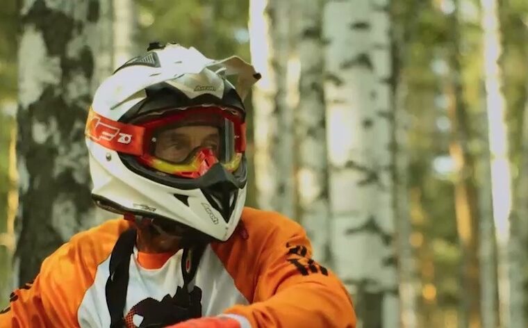 Чемпион России по мотокроссу снял экстремальное видео в честь Дня флага