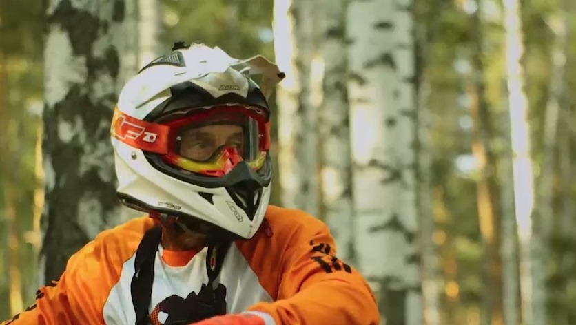 Чемпион России по мотокроссу снял экстремальное видео в честь Дня флага Чемпион России по мотокроссу снял экстремальное видео в честь Дня флага