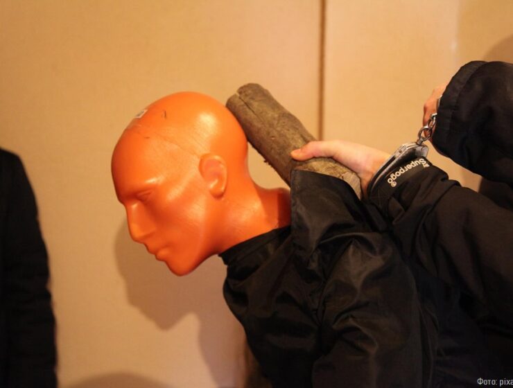 Трое пьяных калининградцев сначала размахивали дорожным знаком, а затем избили случайного водителя Трое пьяных калининградцев сначала размахивали дорожным знаком, а затем избили случайного водителя