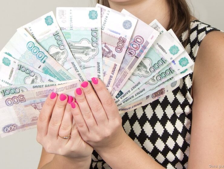 Красотка за год тайком потратила 1,5 миллиона рублей 22-летнего возлюбленного