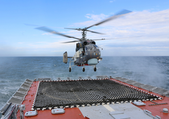 На Балтфлоте отработали посадку вертолётов на палубу авианосных кораблей