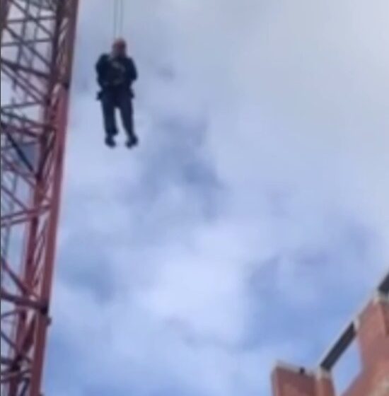 На 50-метровой высоте поплохело крановщику и его пришлось спасать (видео)