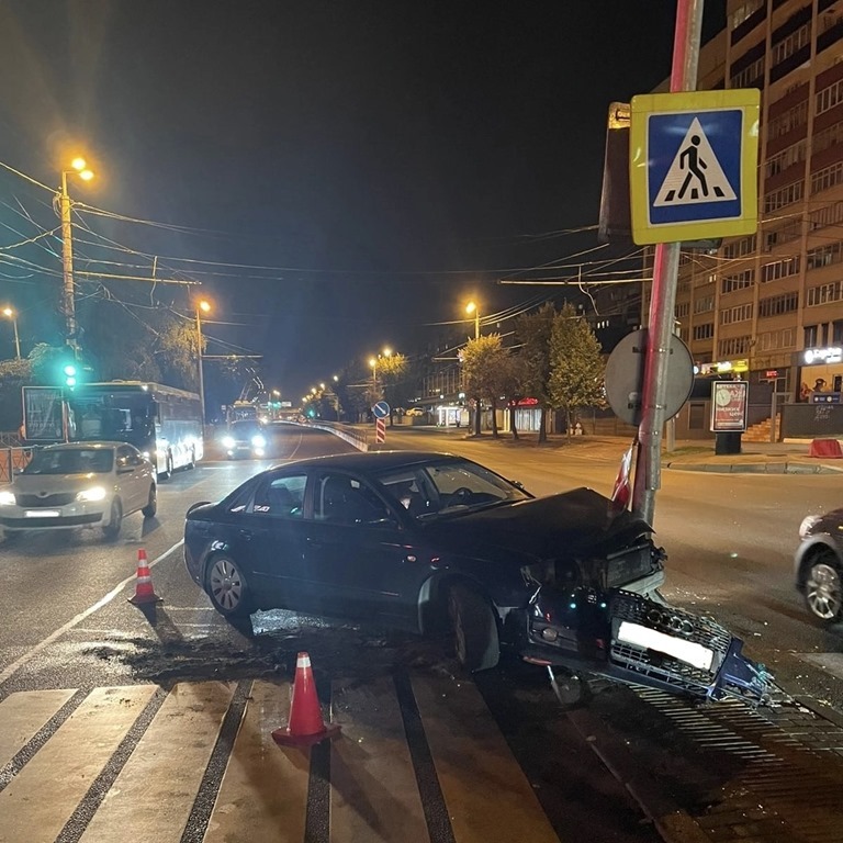 «Ауди А4» врезался в световую опору на Моспроспекте в Калининграде