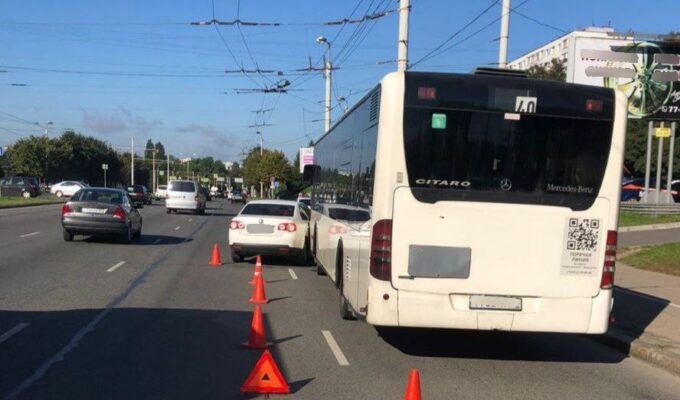 "Фольксваген" врезался в автобус на Московском проспекте Калининграда
