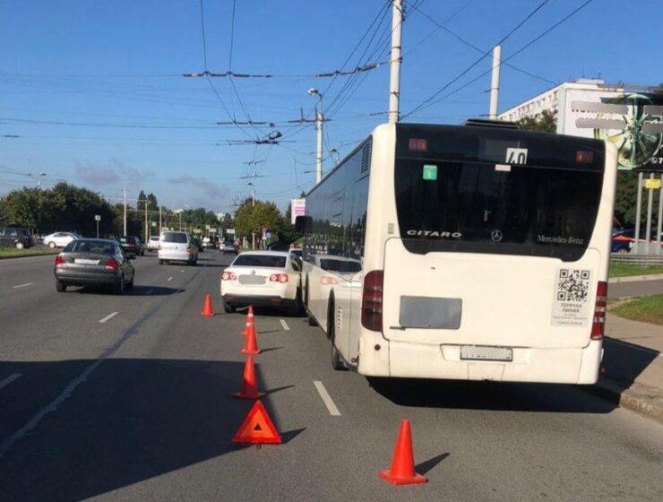 "Фольксваген" врезался в автобус на Московском проспекте Калининграда