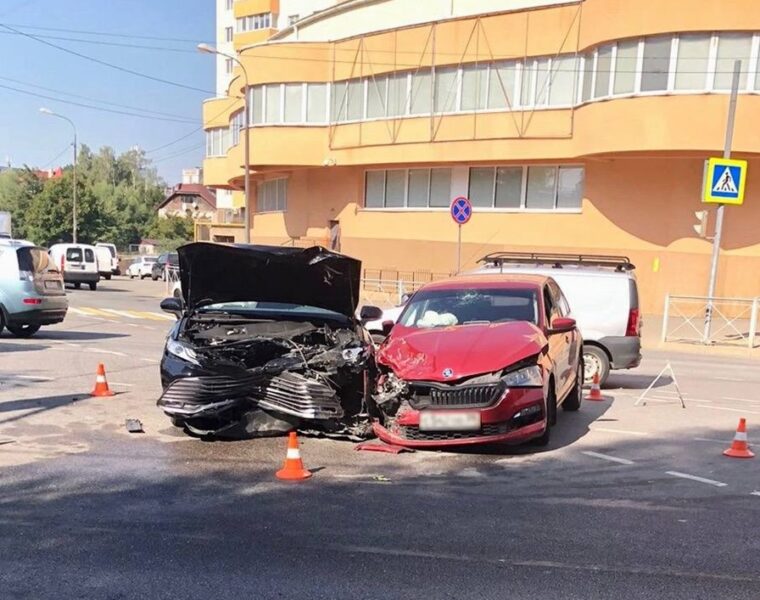 Водителя доставили в больницу после столкновения «Тойоты Камри» и «Шкоды Рапид» в Калининграде