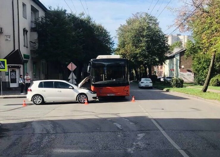 На окраине Калининграда иномарка врезалась в пассажирский автобус