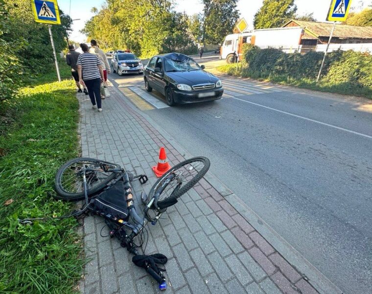 Мамочка на велосипеде с ребёнком попала под колёса «ЗАЗа»