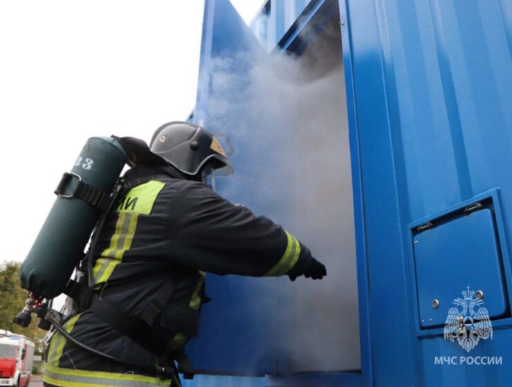 Пожарные Калининграда учились работать в теплодымокамере