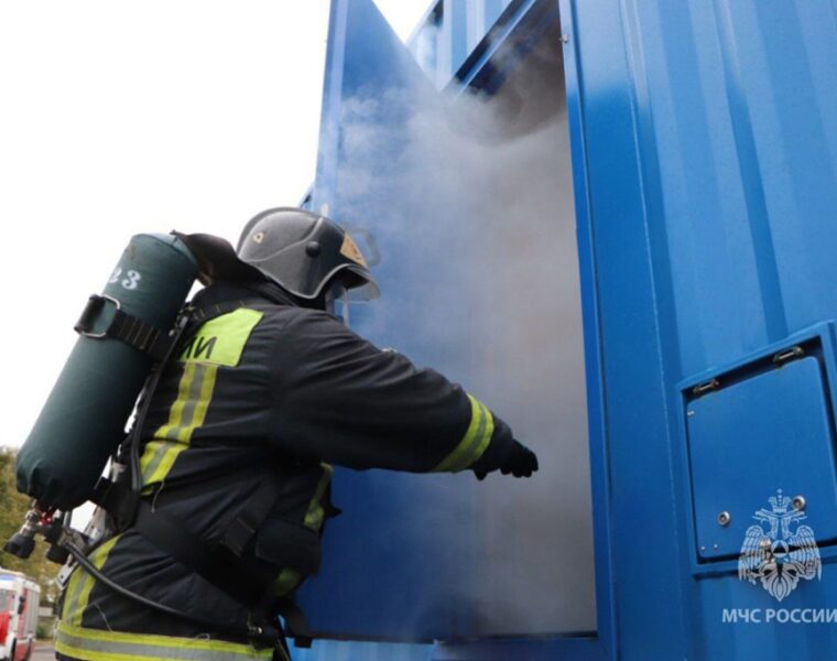 Пожарные Калининграда учились работать в теплодымокамере