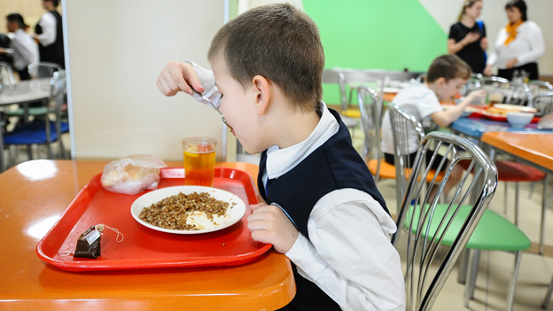 В Калининградской области охват школьников горячим питанием составляет 88%
