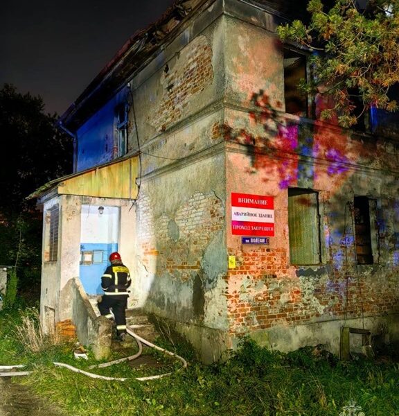 В Калининграде тушат аварийный дом на Полевой улице