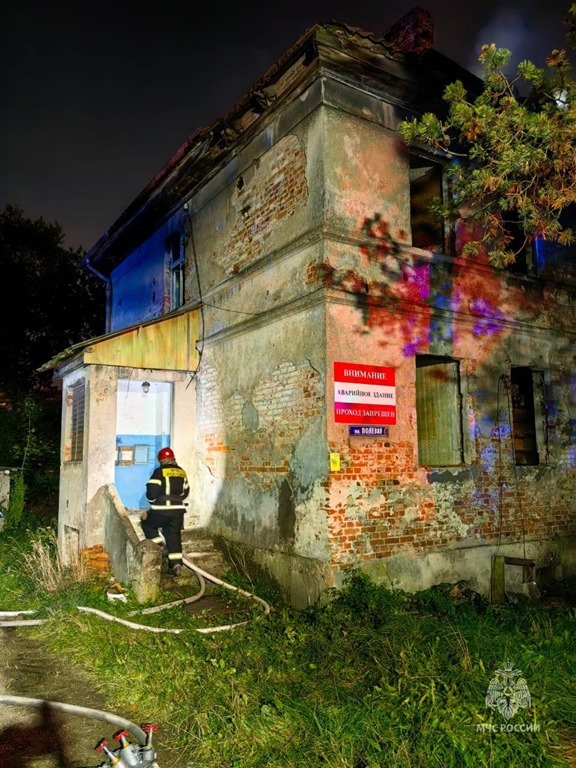В Калининграде тушат аварийный дом на Полевой улице