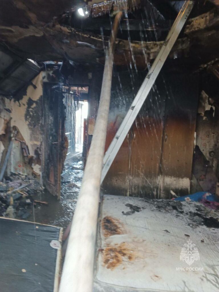 В Ломово полыхал двухэтажный дом. Спасены люди