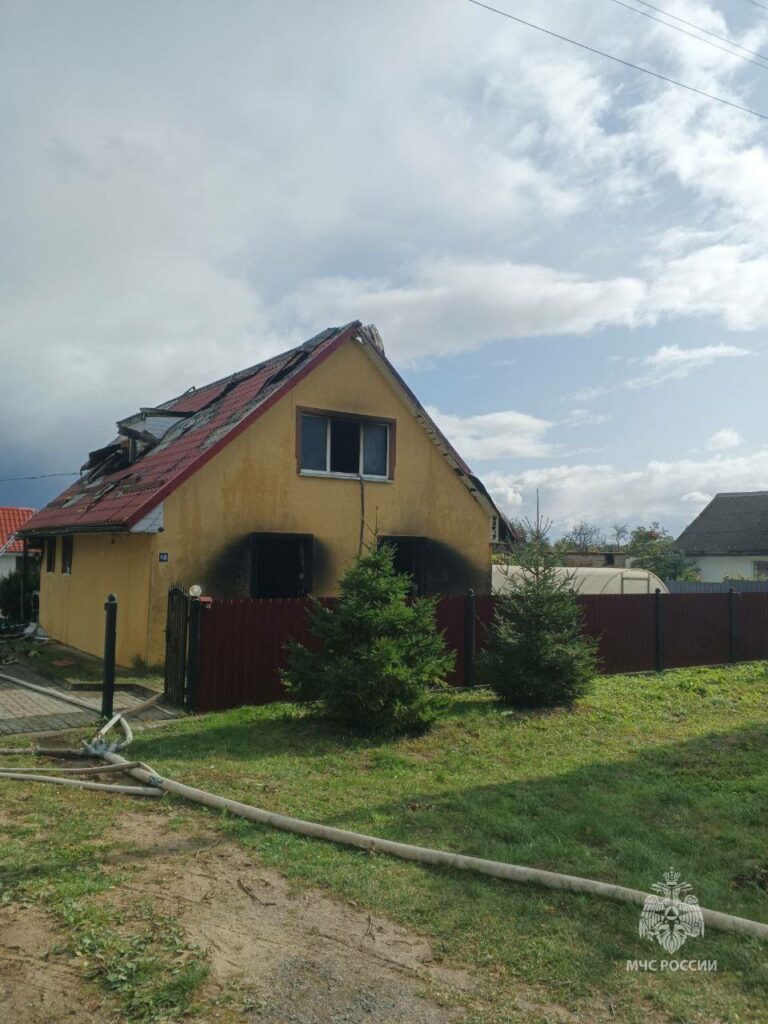 В Ломово полыхал двухэтажный дом. Спасены люди