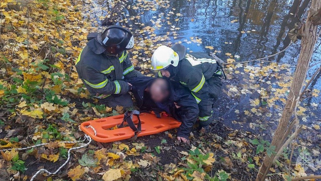 В Балтийске после ДТП водитель такси свалился в канаву с водой