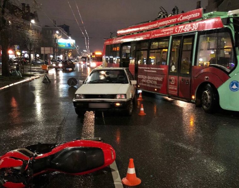 В центре Калининграда «Киа» врезался в скутер, а тот – в «Мицубиси»
