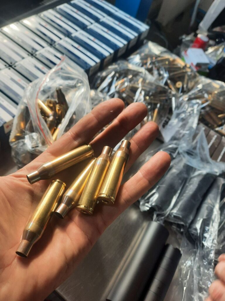 В Рorsche Cayenne таможенники нашли 3 тысяч боеприпасов и частей оружия
