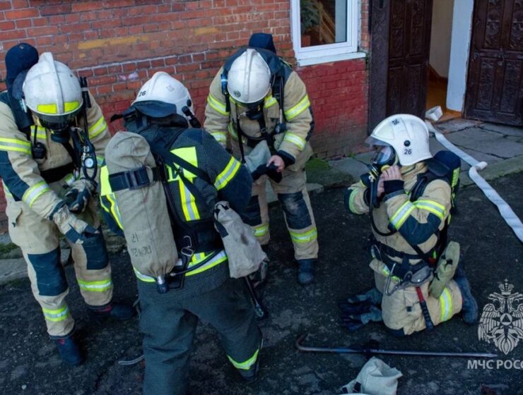 В Гурьевске полыхала двушка в четырехэтажном доме