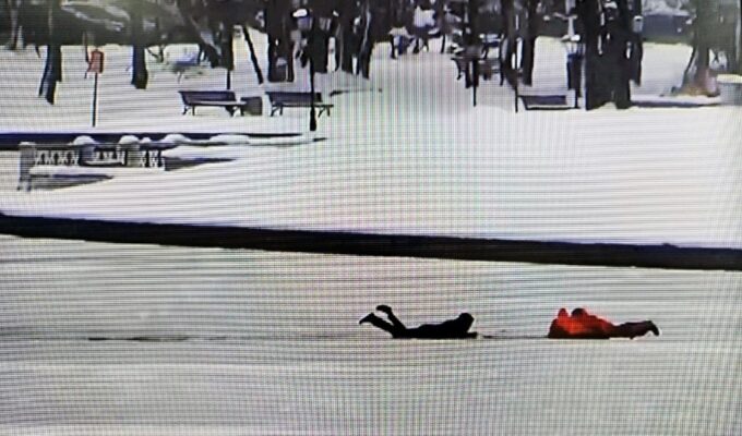 Калининградец провалился под лёд в парке «Юность»