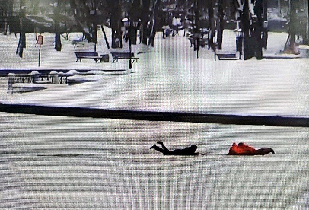 Калининградец провалился под лёд в парке «Юность»