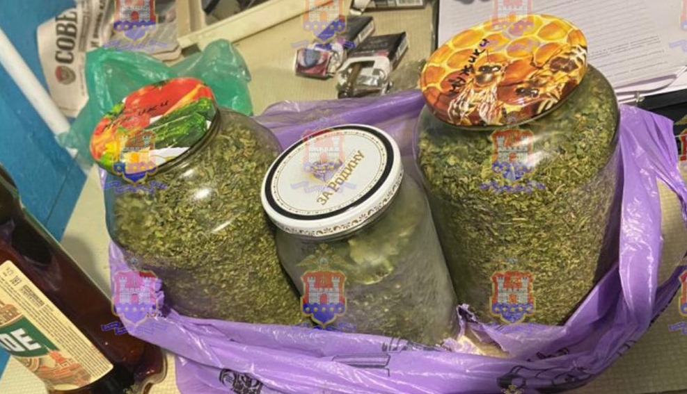Калининградец закатал в банки 450 граммов марихуаны