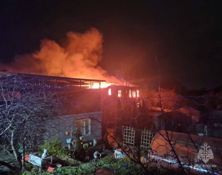 В Калининграде тушат крупный пожар в СНТ «ЦБЗ-1»