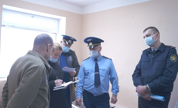 Общественники и прокурорские проинспектировали колонию в Калининграде