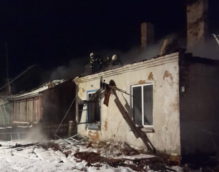 В Юдино пожарные спасли 10 человек из горящего дома