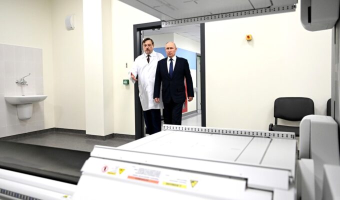 Путин завершил поездку в Калининград визитом в онкоцентр