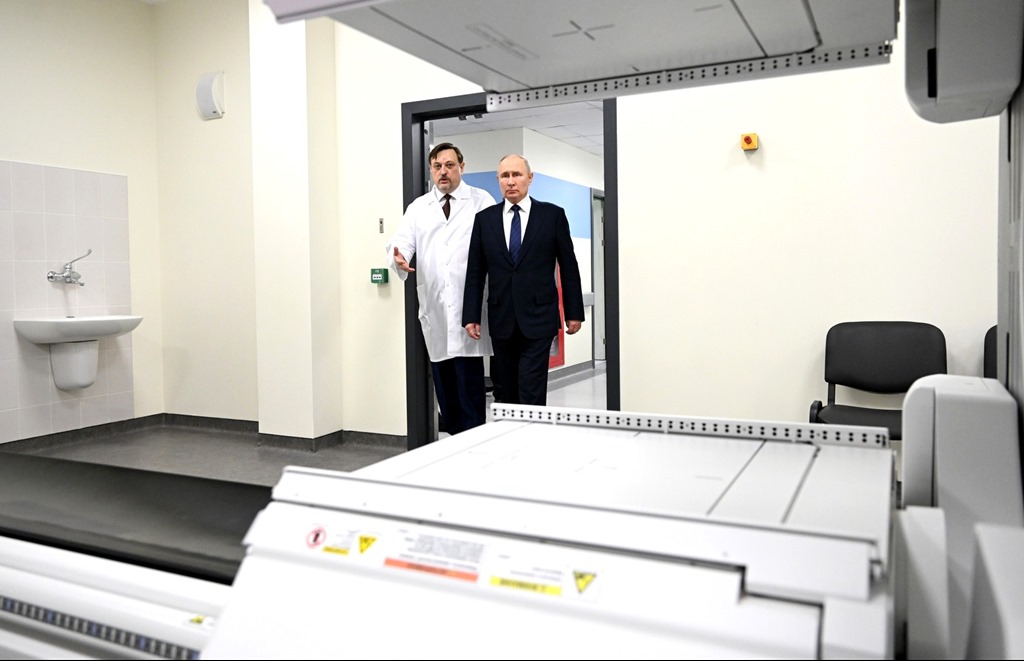 Путин завершил поездку в Калининград визитом в онкоцентр