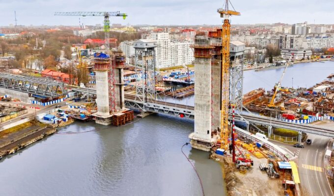 В Калининграде возвели первые башни железнодорожного моста через Преголю
