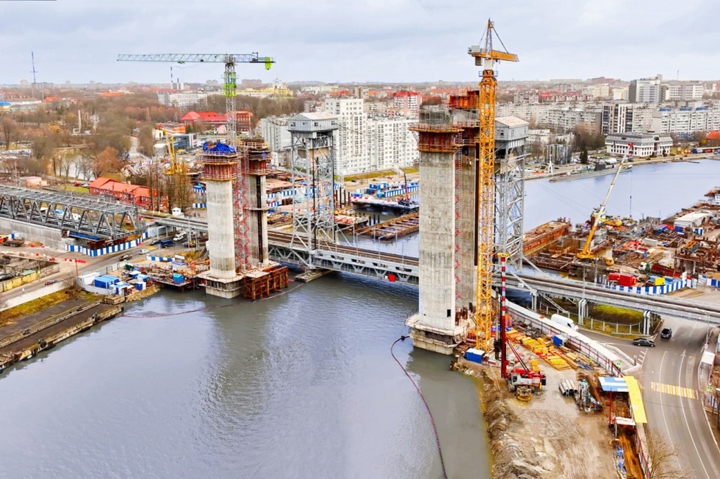 В Калининграде возвели первые башни железнодорожного моста через Преголю