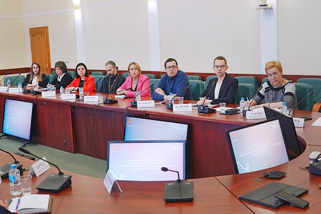 Алиханов обсудил с лидерами общественных организаций вопросы защиты семьи и детства