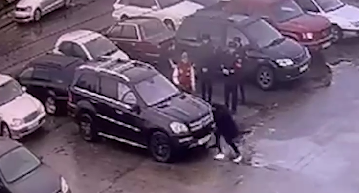 Калининградец разбил дорогой Mercedes из-за спора о двухстах тысячах рублей