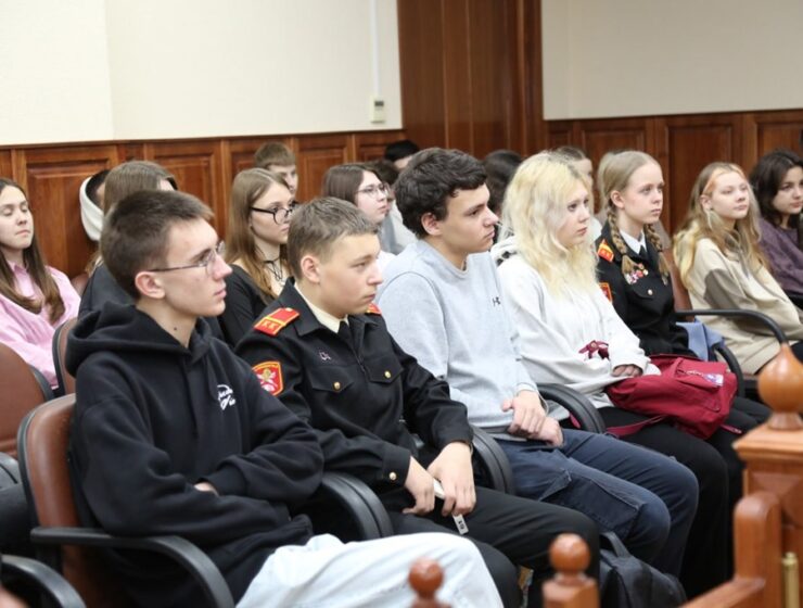 Школьникам Калининграда рассказали о работе областного суда