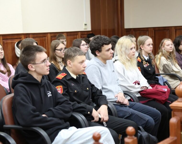 Школьникам Калининграда рассказали о работе областного суда