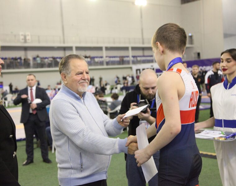 Владимир Щербаков поздравляет одного из участников турнира с победой