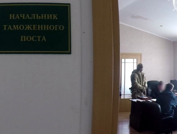 Начальник таможенного поста Чернышевское и его подчиненные попались на взятках
