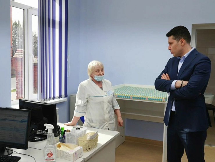 Губернатор проверил ремонт в поликлинике городка под Калининградом