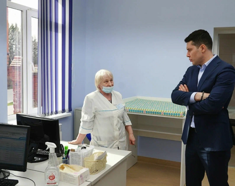 Губернатор проверил ремонт в поликлинике городка под Калининградом