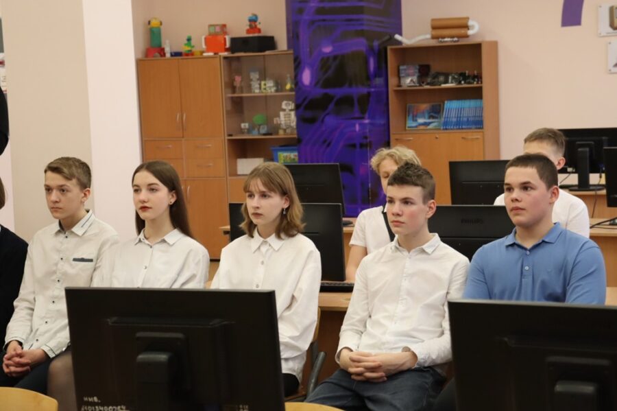 Школьники Калининграда попробовали себя в роли тестировщиков на «Уроке цифры»