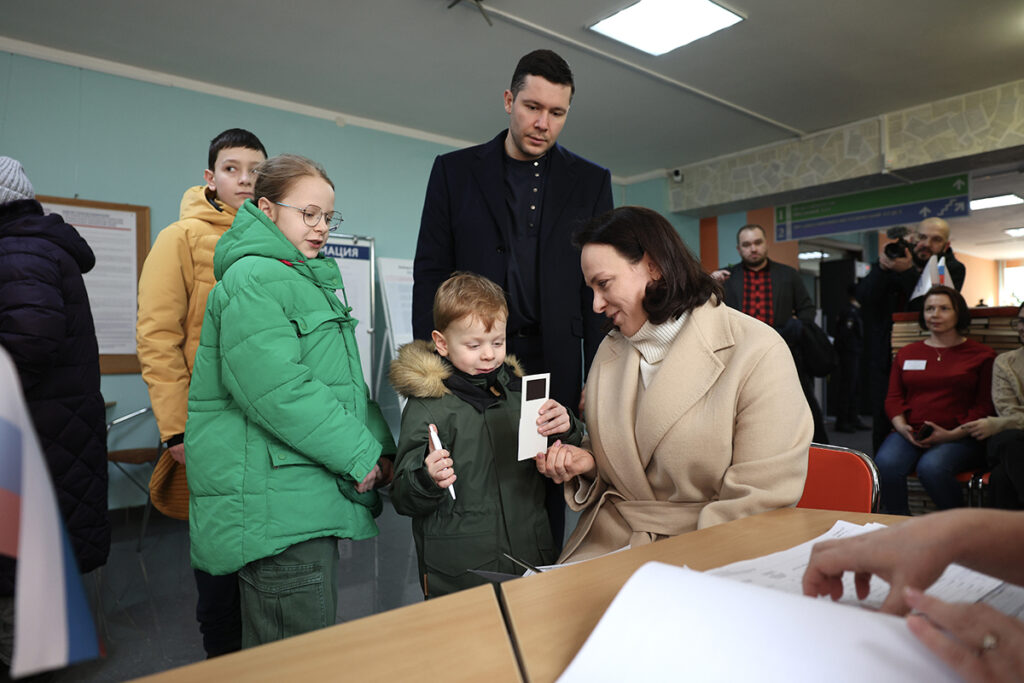 Алиханов со всей семьёй пришёл на избирательный участок в Калининграде