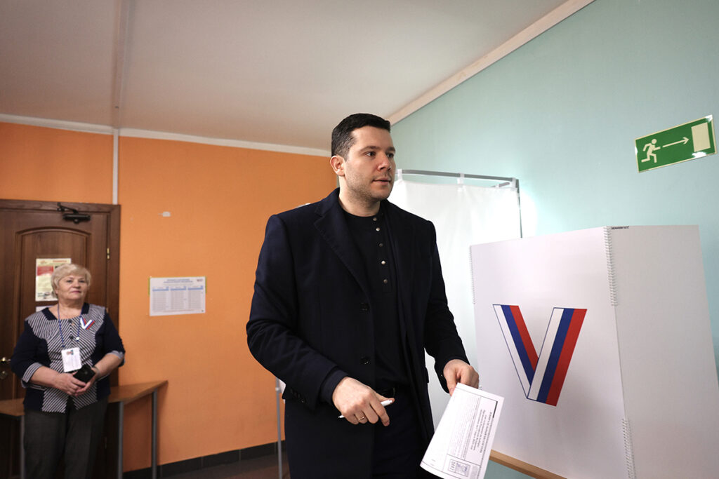 Алиханов со всей семьёй пришёл на избирательный участок в Калининграде
