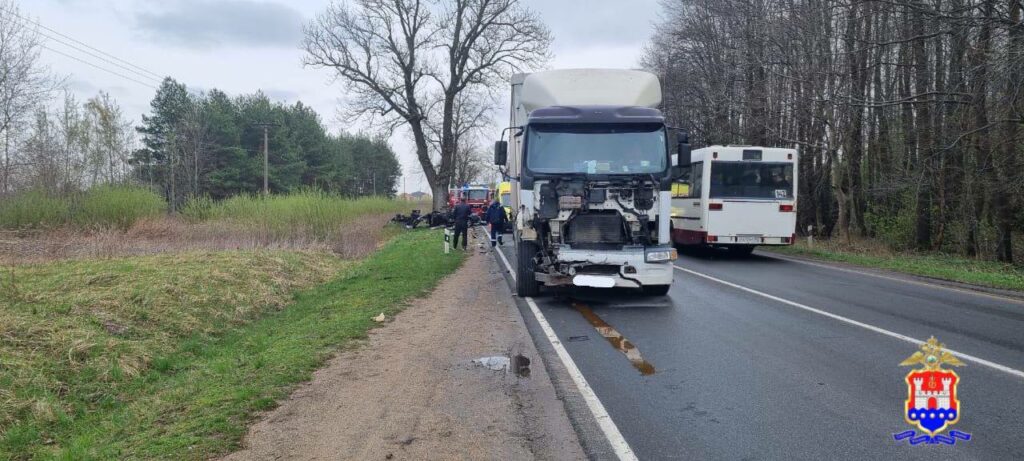 «Фольксваген» порвало на части после столкновения с грузовиком и деревом