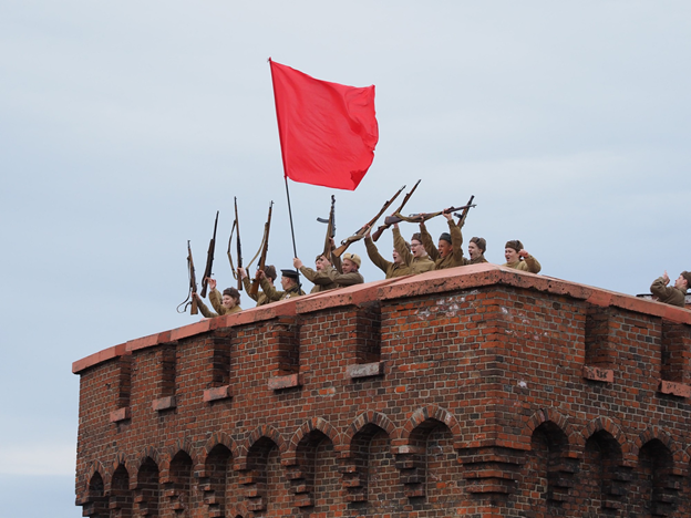 В Калининграде устроили историческую реконструкцию штурма башни «Дона»