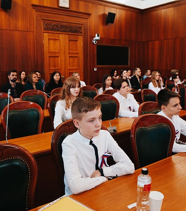 Школьники Калининграда получили паспорта граждан России
