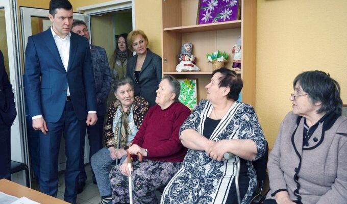 Алиханов встретился с подопечными социального центра «Два поколения»