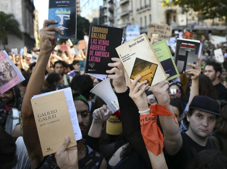 800 тысяч студентов и преподавателей митингуют в Буэнос-Айресе