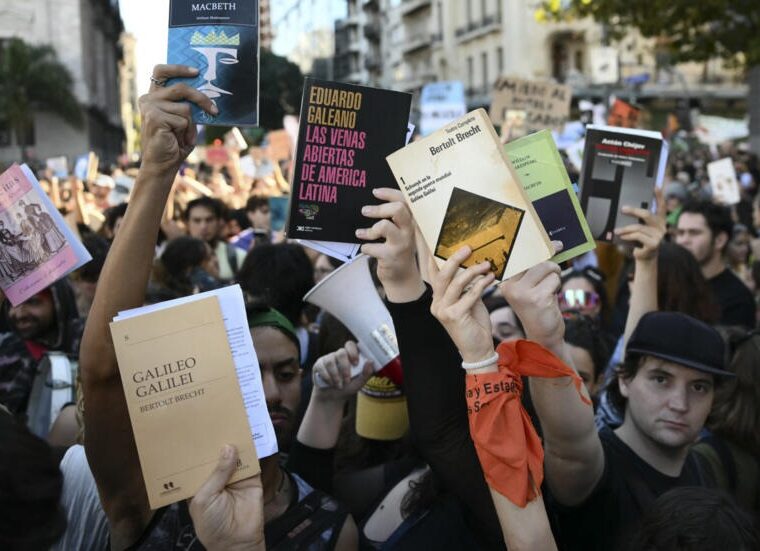 800 тысяч студентов и преподавателей митингуют в Буэнос-Айресе